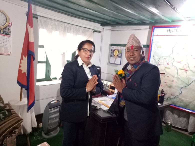 स.प्र.जि.अ. श्री भक्तबहादुर खड्का लाइ स्वागत गर्दै प्र.जि.अ ज्यु