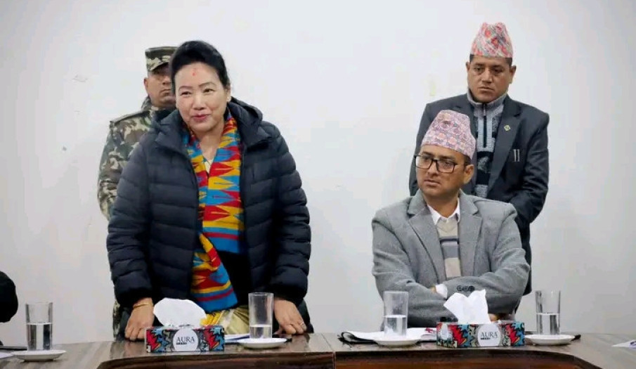 मिति २०८०/१०/०९ गते जिल्ला प्रशासन कार्यालय तेह्रथुमको सभाहलमा शहरी विकास मन्त्री मा. सिता गुरुङज्यूको विशेष उपस्थितिमा जिल्लास्थित सुरक्षा निकाय राजनीतिक दल तथा कार्यालय प्रमुखहरूको संयुक्त छलफल तथा अन्तर्क्रिया कार्यक्रमको तस्विरहरू।