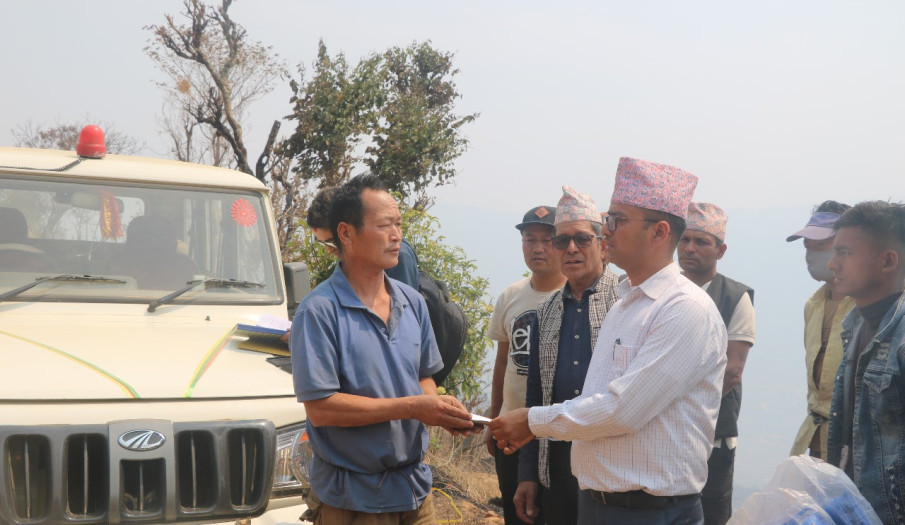 फेदाप गाउँपालिका वडा नं. १ बाँझिगरा र टारीमा मिति २०८०/१२/०४ गते भएको आगलागीबाट प्रभावित १० घरपरिवारलाई जिल्ला विपद् व्यवस्थापन समितिको तर्फबाट तत्कालीन राहत वितरण