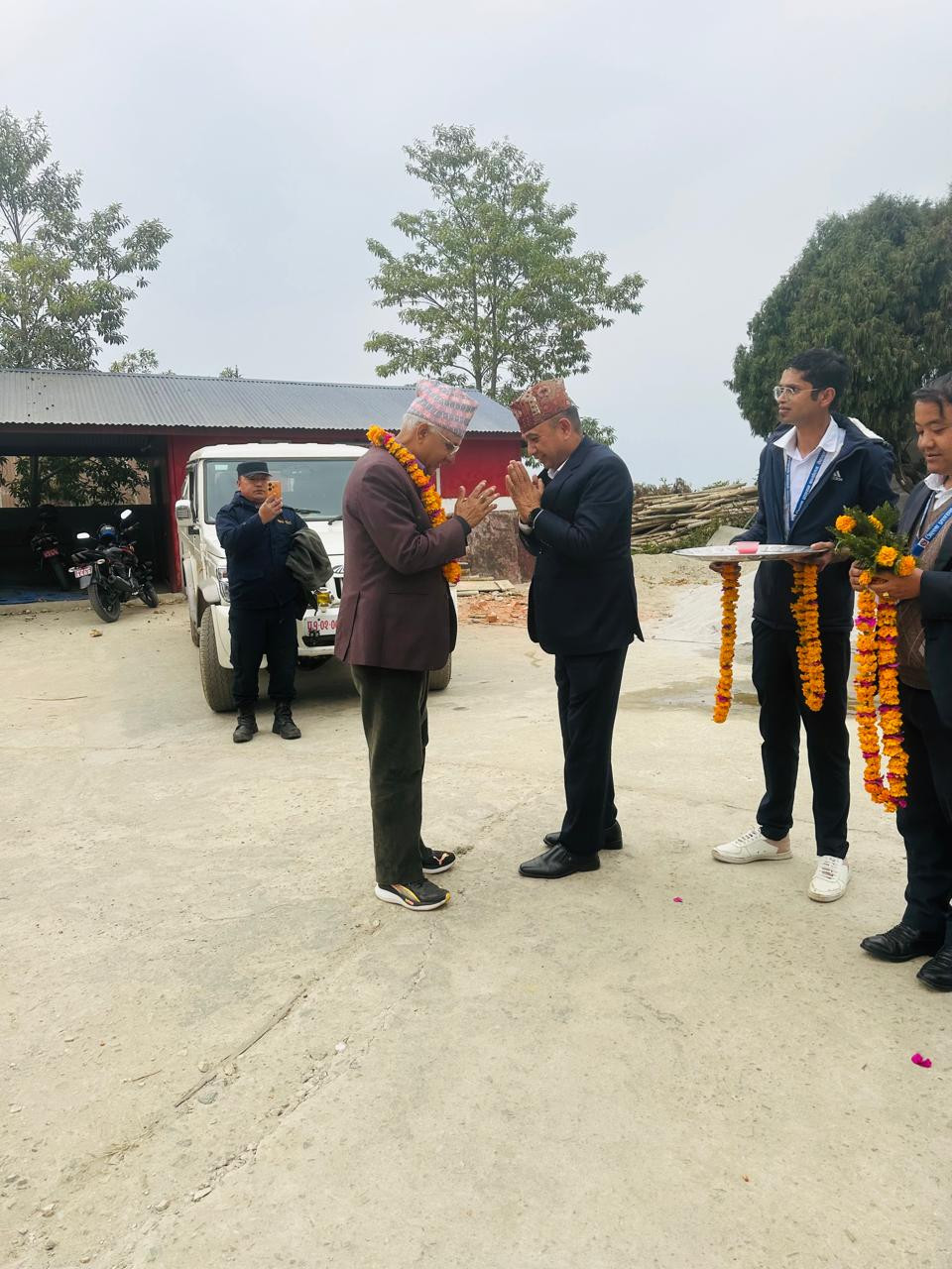 मिति २०८१/11/27 गते मंगलका दिन लोकसेवा आयोगका माननीय अध्यक्ष श्री माधव प्रसाद रेग्मिज्यूबाट जिल्ला प्रशासन कार्यालय, तेह्रथुमको अनुगमन तथा प्रमुख जिल्ला अधिकारी श्री प्रकाशचन्द्र अधिकारीज्यू लगायत जिल्लास्थित सरकारी कार्यालयका कार्यालय प्रमुख/प्रतिनिधिहरू